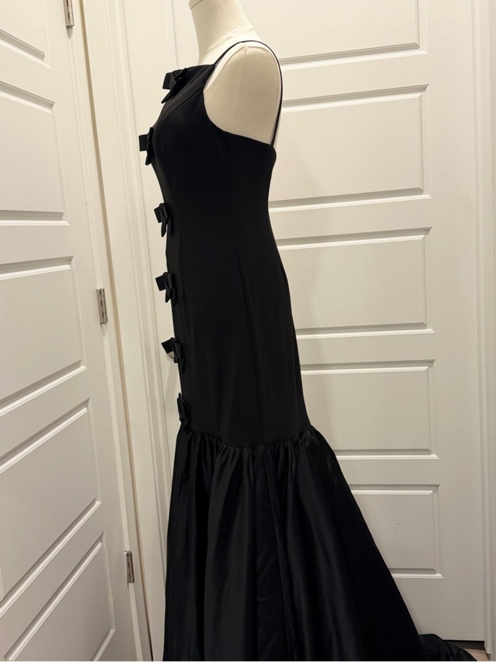 Elegant Black Bow-Accent Evening Dress - Picture 9 of 12